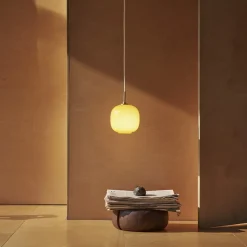 VL 45 Radiohus Ø175 taklampa Brass/Glossy Pale Yellow