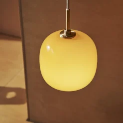VL 45 Radiohus Ø175 taklampa Brass/Glossy Amber
