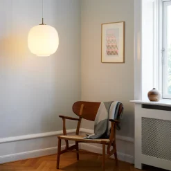 VL 45 Radiohus Ø370 taklampa Brass/Glossy White Opal glass