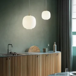 VL 45 Radiohus Ø250 taklampa Brass/Glossy White Opal glass