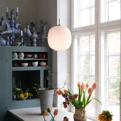 VL 45 Radiohus Ø250 taklampa pale rose/brass