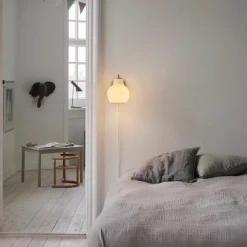 VL RING CROWN Vägglampa med sladd opalglass/brass