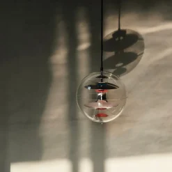 VP Globe 28 taklampa krom/röd/blå