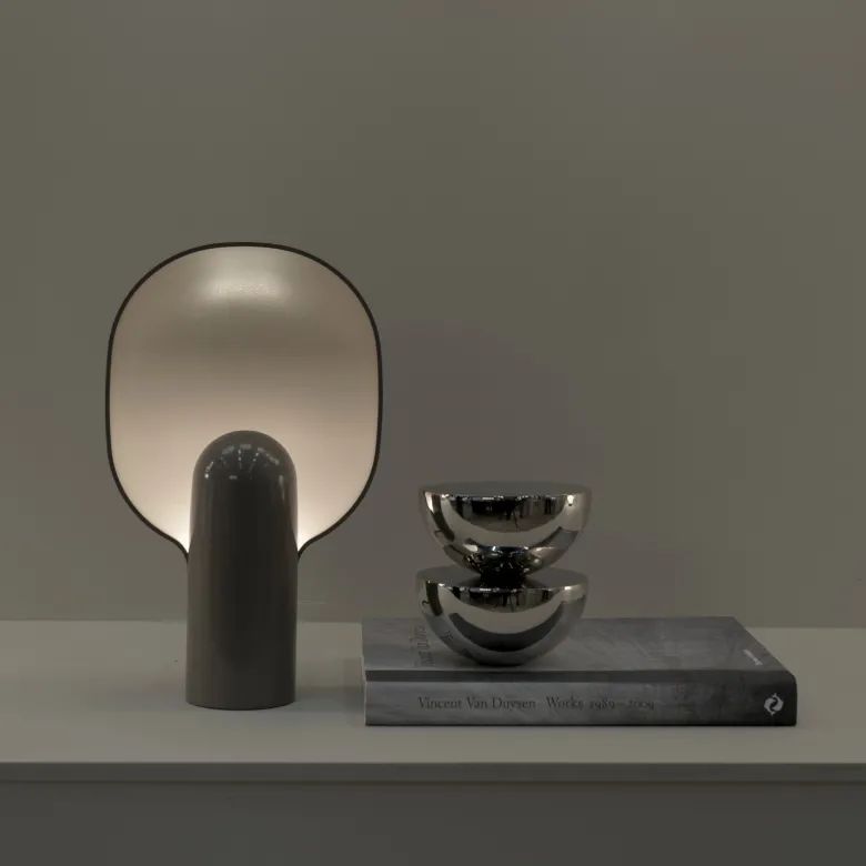 Ware bordslampa grå