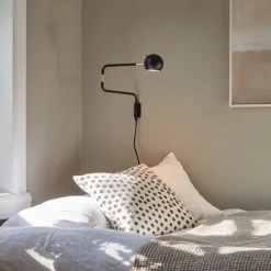 YES! 62 vägglampa svart